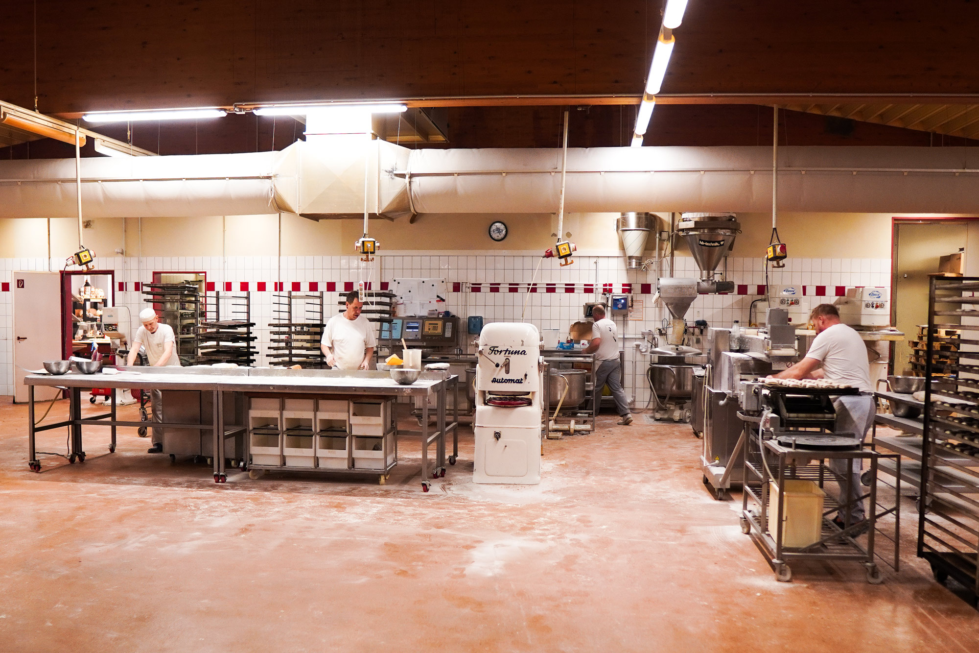 Baeckerei Krämer – unsere Backstube Mitarbeitende der Bäckerei Krämer bei der Arbeit in der Backstube in Stralsund.