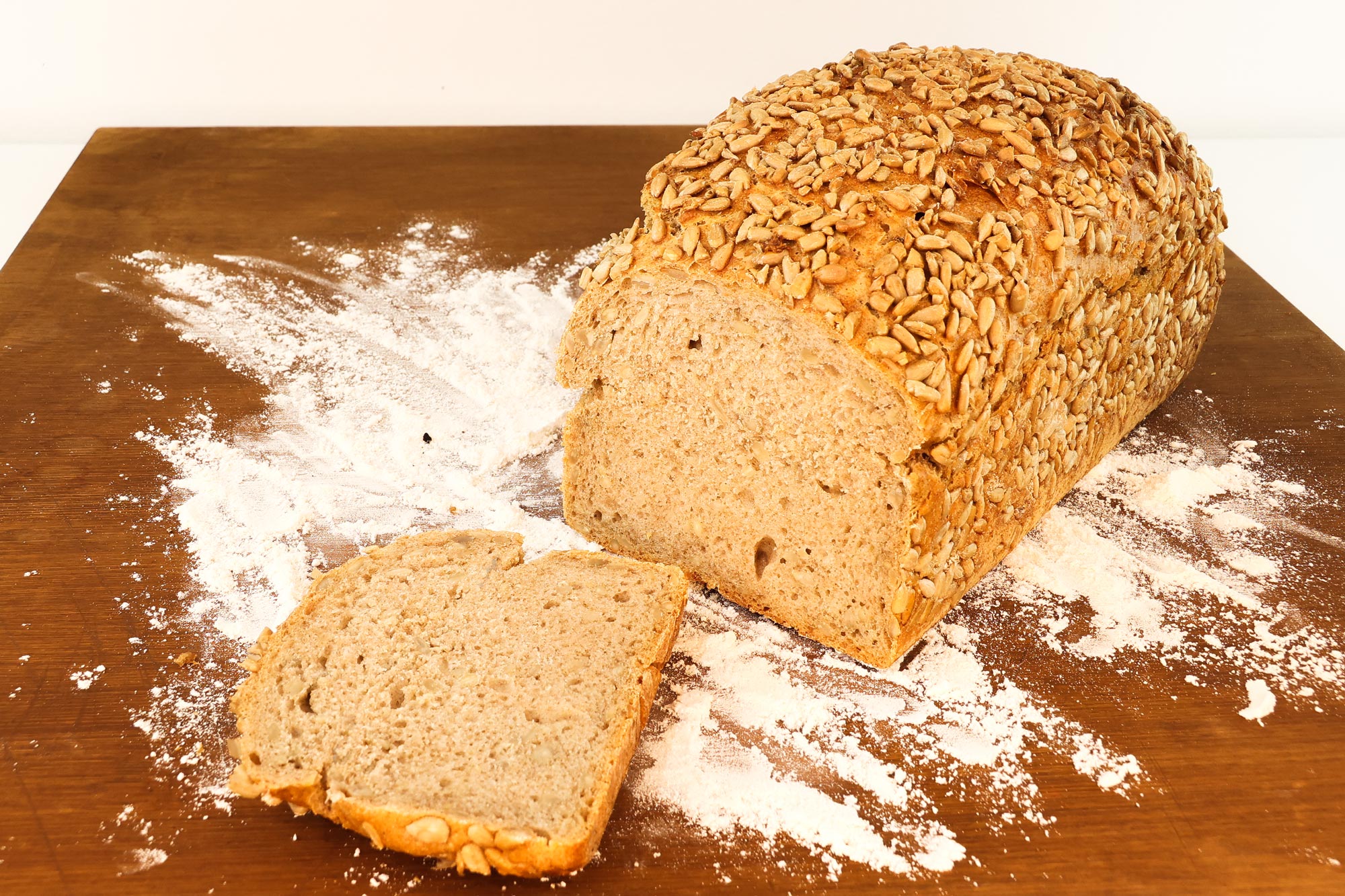 Angeschnittenes Sonnenblumenkernbrot der Bäckerei Krämer, Kerne sichtbar in der saftigen Krume