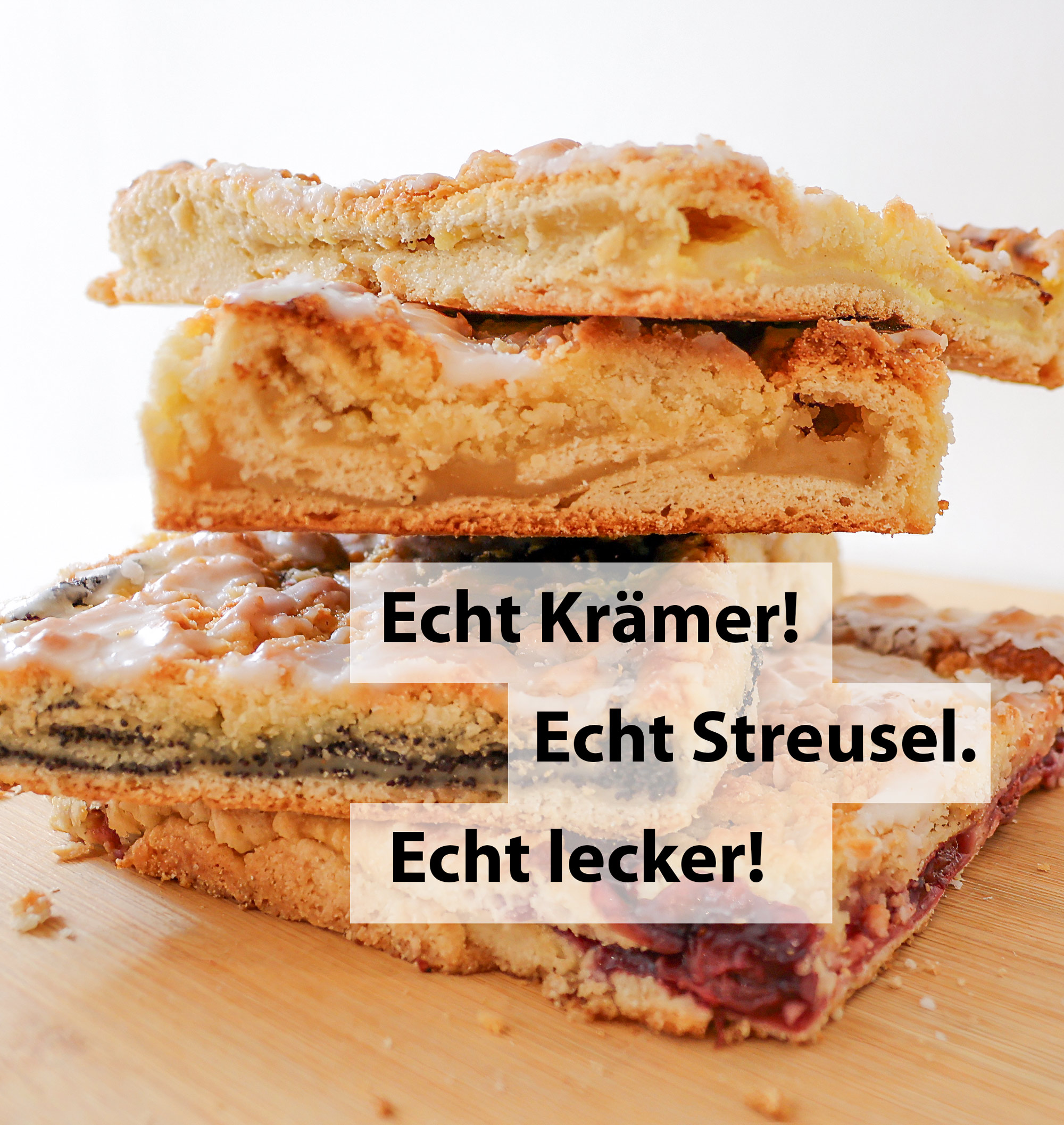 Gestapelte Streuselkuchen-Stücke der Bäckerei Krämer Stralsund mit Mohn-, Apfel- und Kirschfüllung