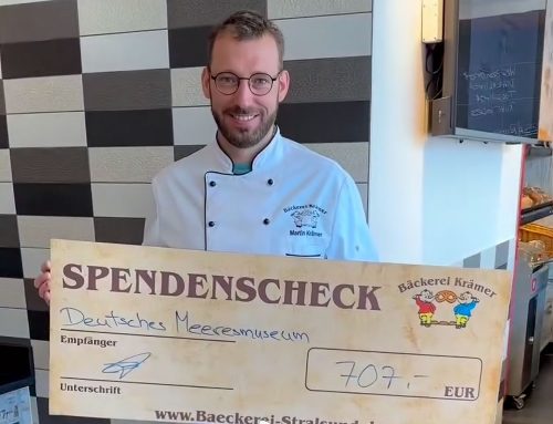 Ein Fundstück aus dem Meeresmuseum inspirierte unser Backsteinbrot mit Seestern. Von jedem verkauften Brot gehen 50 Cent an neue Ausstellungen, jetzt hat Martin Krämer einen Spendenscheck an Ideengeberin Diana Meyen überreicht. Danke an alle Brotkäufer!